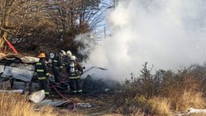 Incendio redujó a escombros vivienda: único ocupante sufrió principio de asfixia y quemaduras