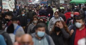 Aumentan los peatones en paseos del centro de Santiago ante paulatino desconfinamiento en la RM