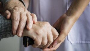 Si quiero ver a personas sobre 75 años este 18, ¿qué permiso necesito y cuándo no lo requiero?