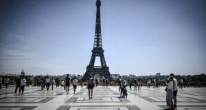 Evacuan Torre Eiffel de París tras amenaza de bomba