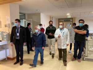Ocupación de camas UCI en Hospital Clínico es de 60% según ministro Paris y contagios nuevos fueron 132