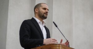 Gobierno insiste en que permisos para el 18 son restrictivos: patios no cuentan como espacio abierto