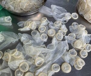 Decomisan más de 324 mil condones usados, 