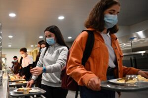 Francia cierra 22 escuelas y cientos de aulas por brotes de covid-19 a días de retornar a clases