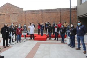 Doce salubristas de la exPosta Central y del Hospital San Borja Arriarán reforzarán el manejo de pacientes UCI en el Hospital Clínico