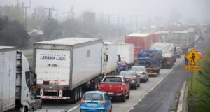 Camionero muere atropellado por otro camión que cruzaba bloqueo en ruta 5 Sur