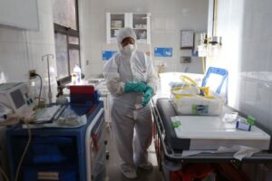 Salud admite escasez de personal y anuncia que aumentará contratación de estudiantes del Área de Salud