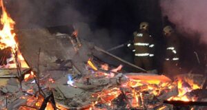 Una cabaña destruida y otras dos con daños parciales deja ataque incendiario en Contulmo