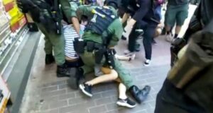 Brutal arresto de una niña de 12 años genera polémica en medio de las manifestaciones en Hong Kong