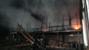 Por una ventana escapó familia de voraz incendio que destruyó su vivienda