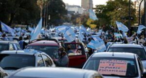 Argentinos salen a las calles a protestar contra el gobierno y la cuarentena