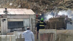Quema de escombros casi terminó incendiando una casa