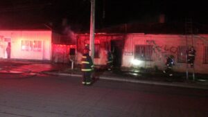 Voraz incendio arrasó con antigua estructura del Barrio Sur de Punta Arenas