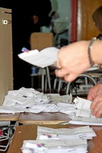 Pacientes crónicos y adultos mayores en plebiscito