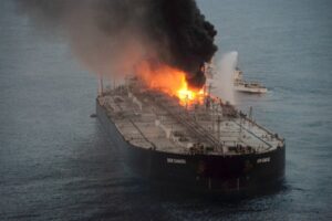 Incendio afecta a petrolero con 270 mil toneladas de crudo en el océano Índico