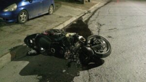 En grave estado de salud permanece conductor que cayó de su motocicleta tras intentar evadir una fiscalización militar