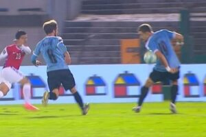 ¡Vergonzoso, un robo a vista de todos! Chile cayó ante Uruguay con ayuda del VAR