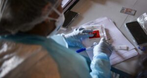 Advierten que bajos número de PCR no permite tener un panorama más real de la pandemia en Chile