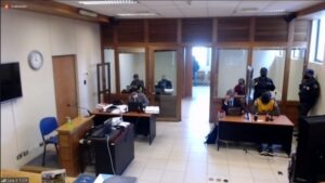 Condenan solo por daños simples y desórdenes públicos a colombiano que vandalizó oficina del BancoEstado