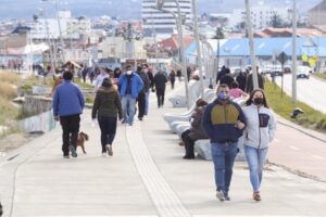 Puntarenenses coparon espacios públicos para tomarse un día “libre” en cuarentena
