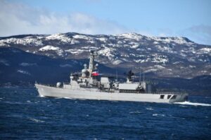 Fragata de la Armada realiza operaciones de vigilancia