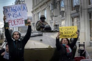 Lanzan libro de fotoperiodismo que registró primeros meses del estallido social