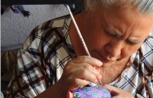 Participación laboral de la tercera edad cayó a la mitad en un año