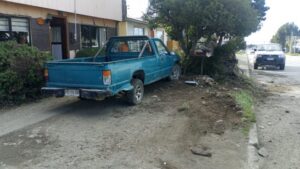 Conductor chocó camioneta estacionada, se dio a la fuga y abandonó su auto
