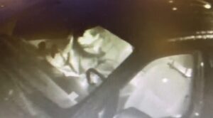 Cámara captó a pareja que robó especies desde vehículos en el patio de su dueño