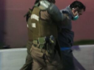 Sujeto agredió y causó serias heridas a dos carabineros