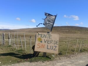 Con banderas negras vecinos del sector Monte Verde exigen servicios básicos