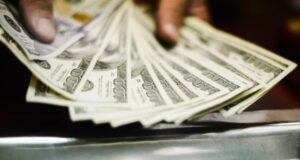 Pese a protestas locales, el panorama global y desempeño del cobre presionaron al dólar a la baja