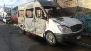 Otro ataque incendiario: quemaron furgón en la Villa Selknam de Punta Arenas