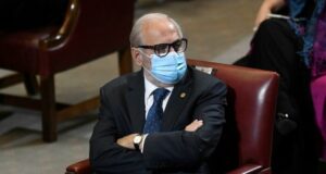 Abbott instruye a fiscales a perseguir penalmente a contagiados de covid-19 que acudan a votar