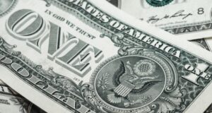 Dólar abre por sobre los $795 y el cobre retoma buena racha cotizando en más de US$3 la libra