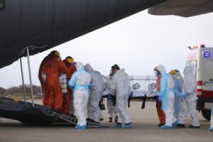 Tres adultos mayores fallecidos, 5 aeroevacuaciones y 191 casos nuevos: la batalla de Magallanes