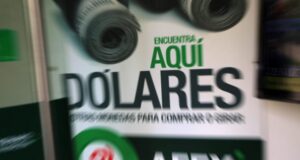 Dólar empieza semana al alza y el cobre cae, en un mercado que sigue atento a la salud de Trump