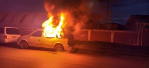 Atentado incendiario: queman dos autos en Villa 5 de Abril en Punta Arenas