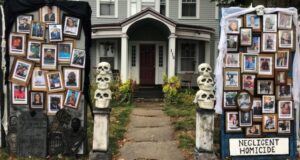 Profesor británico decoró su casa para Halloween con lo más terrible de 2020, incluída la pandemia