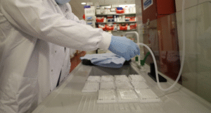 Johnson & Johnson detiene ensayo de vacuna anti covid-19 por 