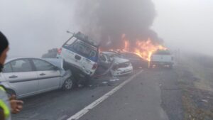 Impactante colisión múltiple deja vehículos ardiendo en Ruta 5 sur a la altura de Victoria