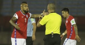 Polémico árbitro que dirigió La Roja-Uruguay quedó 