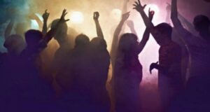 Revelan que jóvenes ingleses realizaron fiesta ’sólo para COVID-19 positivos’: intervino la policía