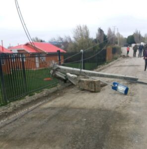 Camión derribó poste en sector parcelas y derivó en corte de suministro eléctrico