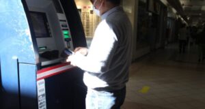 Diputado presenta proyecto para que cajeros automáticos dispensen billetes de $1.000 y $2.000