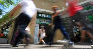 Idea de un segundo retiro de las AFP más contexto mundial presionaron a la baja al dólar