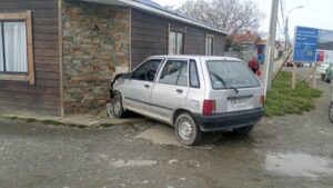 Contra una casa terminó auto que participó en accidente de tránsito