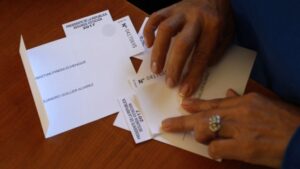 Hombre llegó a votar a local en Rapa Nui pero rompió su papeleta: fue detenido por Carabineros