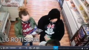 Cámara captó a trío de mujeres sustrayendo especies desde almacén del Barrio 18