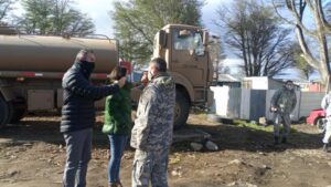 FACh entregó cinco mil litros de agua a vecinos de “toma” Enrique Abello